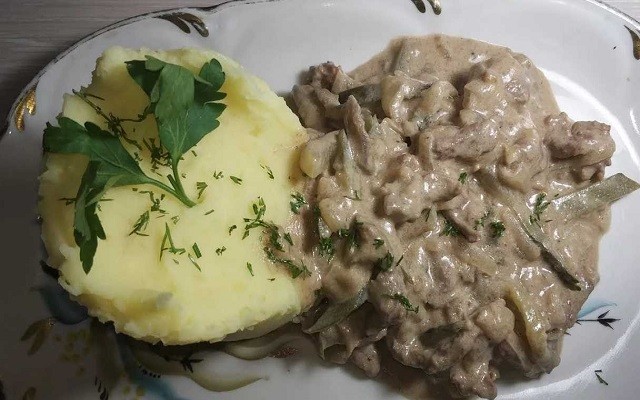 Строганов из свинины с солеными огурцами