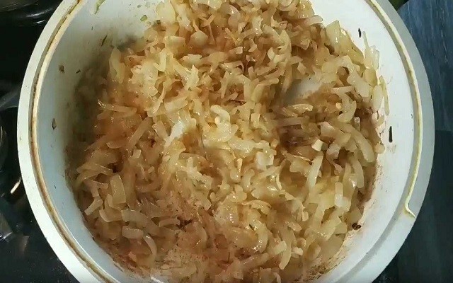 обжарить лук до золотистой корочки