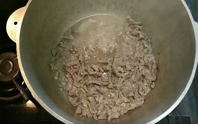 тушить мясо в казане