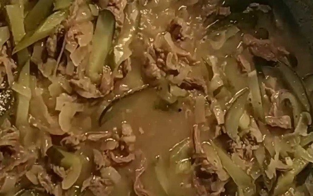 добавить к мясу огурцы и лук