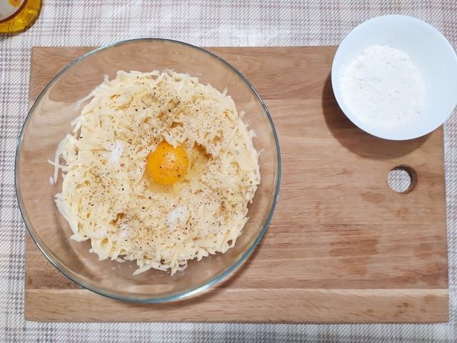 Добавьте яйцо в картофельную массу