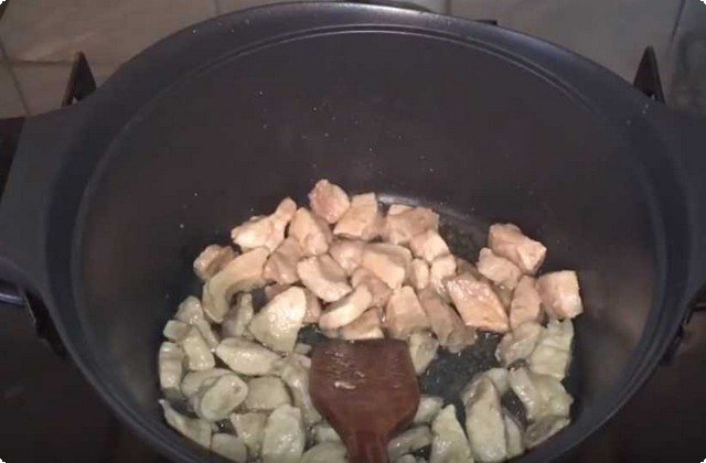жарить мясо