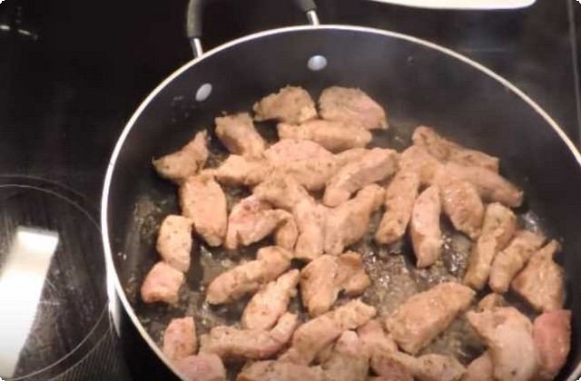 пропустить через мясорубку и обжарить мясо