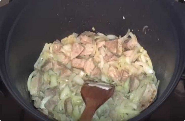 добавляем к мясу лук, продолжаем жарить