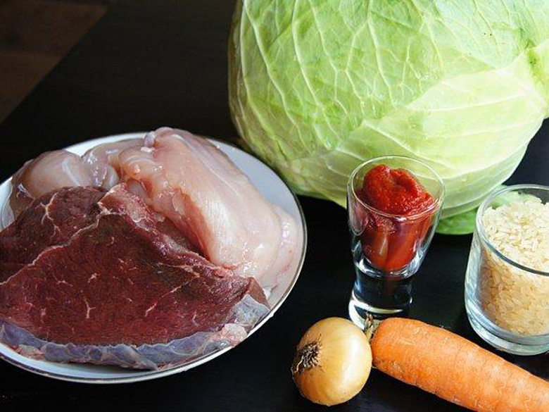 Ингредиенты для тушеной капусты с мясом