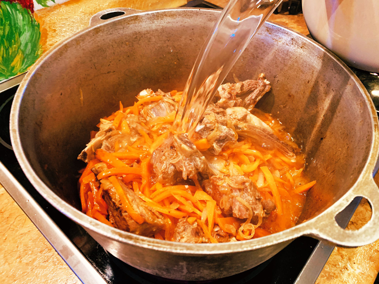 Мясо с луком и морковью в казане по рецепту тушеной капусты