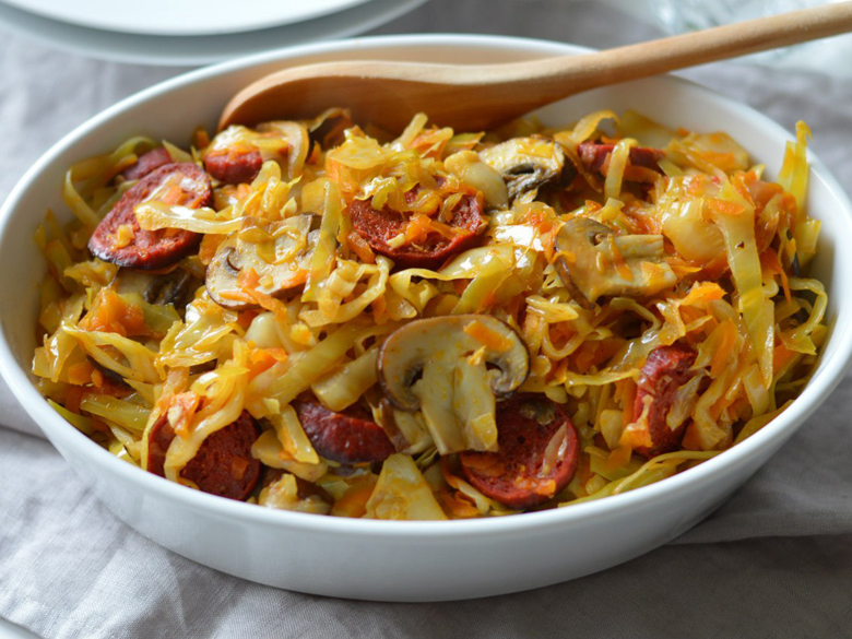 Тушеная капуста с сосисками и грибами