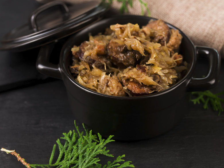 Тушеная капуста с мясом в кастрюле