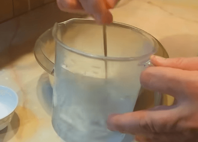 Растворите соль в кипящей воде