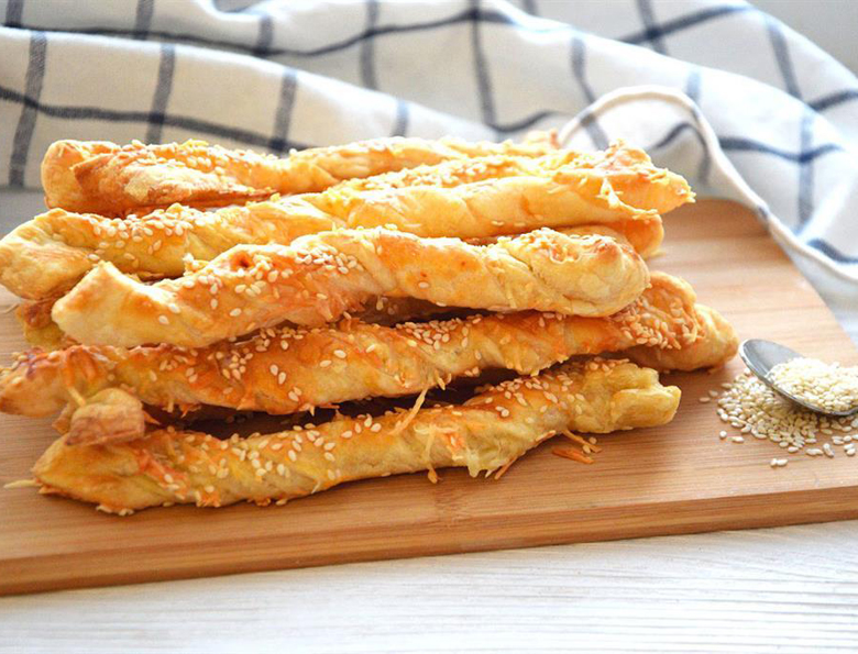 Сырные палочки, такие как кунжутные чипсы