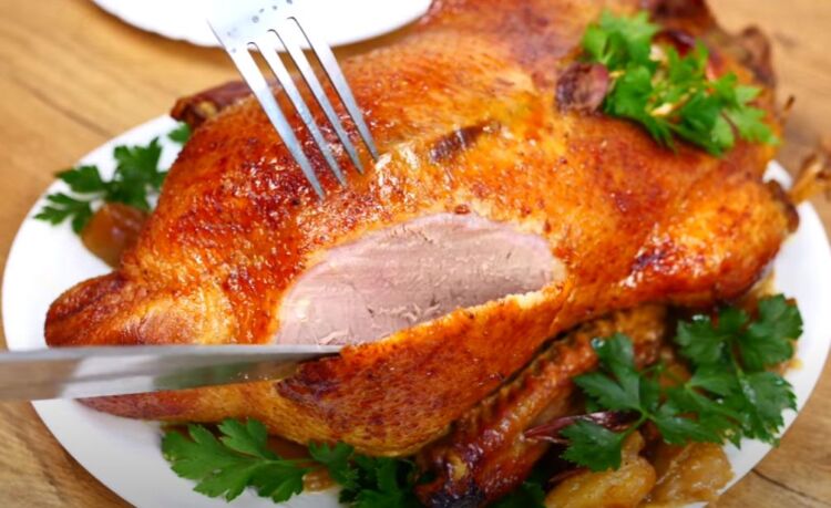 Как вкусно приготовить утку целиком в духовке